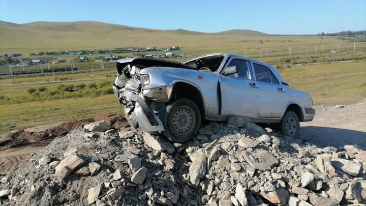В Забайкалье погиб водитель Волги, влетев в груду камней на обочине