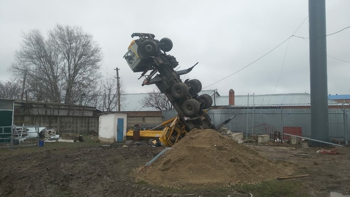 Придавило насмерть: СК возбудил уголовное дело после гибели водителя автокрана в Каневском районе