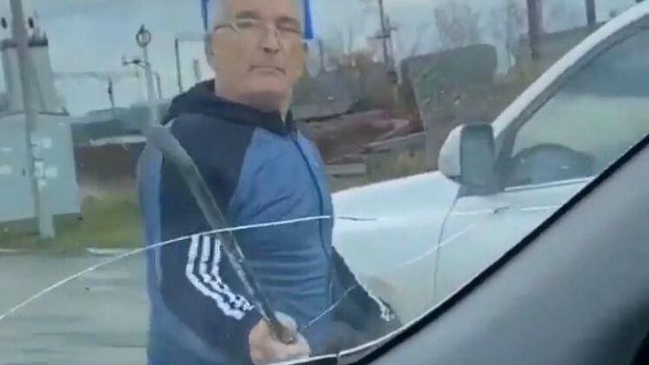 Решил «уладить» дорожный конфликт: Под Краснодаром водитель с гвоздодером угрожал женщине с детьми