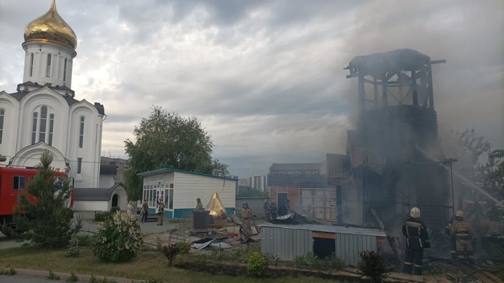 В МЧС рассказали о причинах пожара, уничтожившего колокольню в Новосибирске