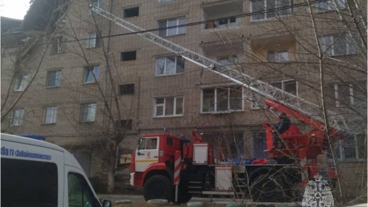 После взрыва газа под завалами многоэтажного дома в Чите находятся люди