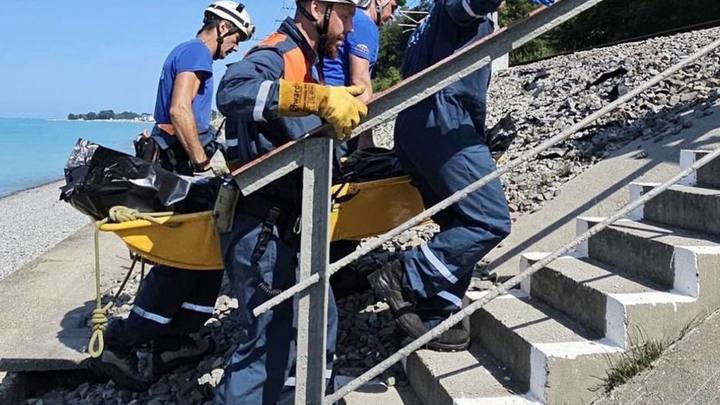 В Сочи на диком пляже обнаружили тело пропавшего во время шторма мужчины