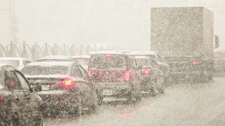 Циклон Зион запер москвичей в аэропортах и оставил без самокатов