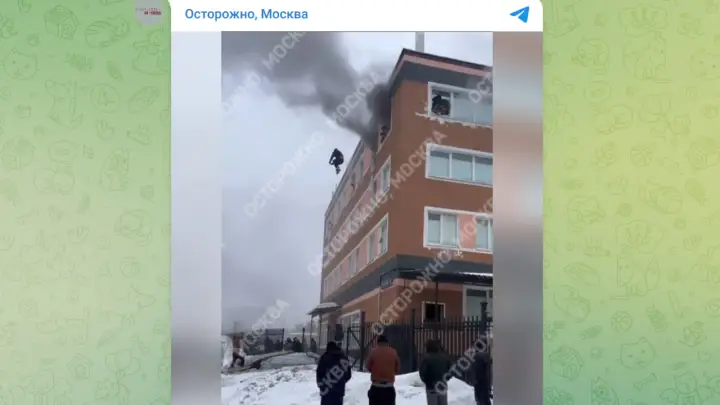 На видео попал прыжок постояльца из окна горящего хостела в Москве