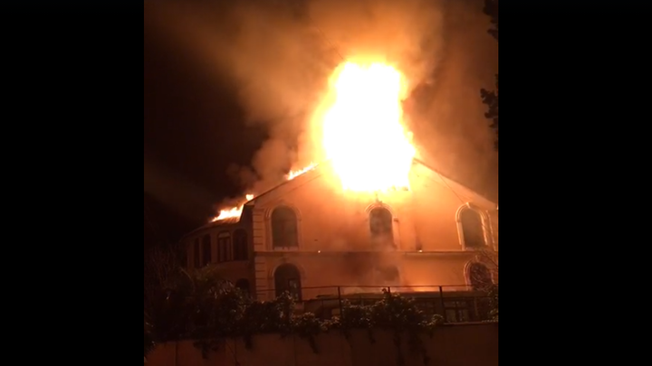 В Сочи сгорела крыша трехэтажного заброшенного особняка