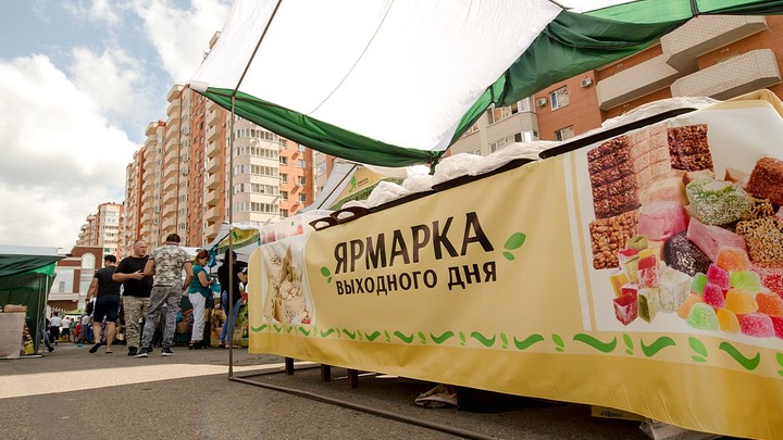 В Краснодаре на ярмарках выходного дня пик сезона на арбузы и персики