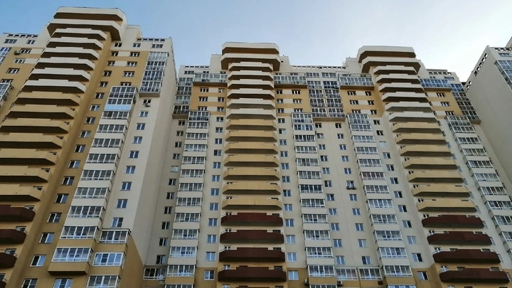 Мигрант избил приятеля и выбросил его с девятого этажа