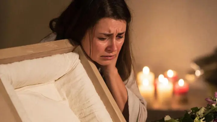 В Чите девушка ослушалась патологоанатома, вскрыла гроб новорожденной дочери и ужаснулась