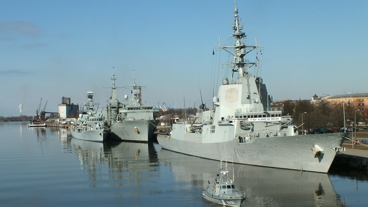 Моряки с кораблей, севших на мель в Мариупольском порту,  спасены