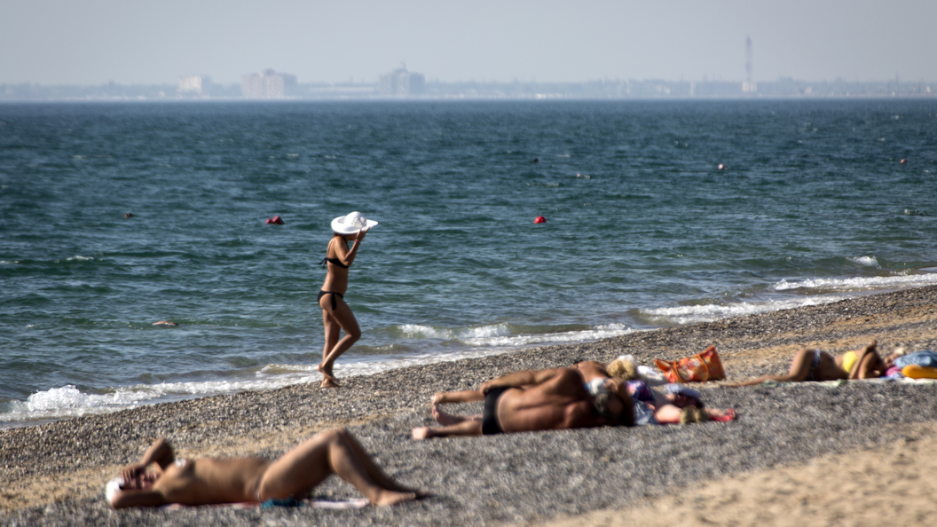 Люди отдыхают на море в Крыму