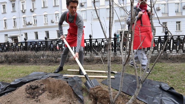 Активисты провели субботник в мелитопольском Парке железнодорожников