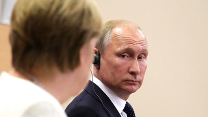 Меркель убеждена в том, что Путин запугивал её своей собакой