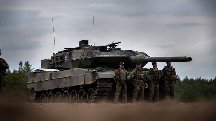 Военкор Котенок показал видео танков Leopard 2 ВСУ, утопающих в грязи