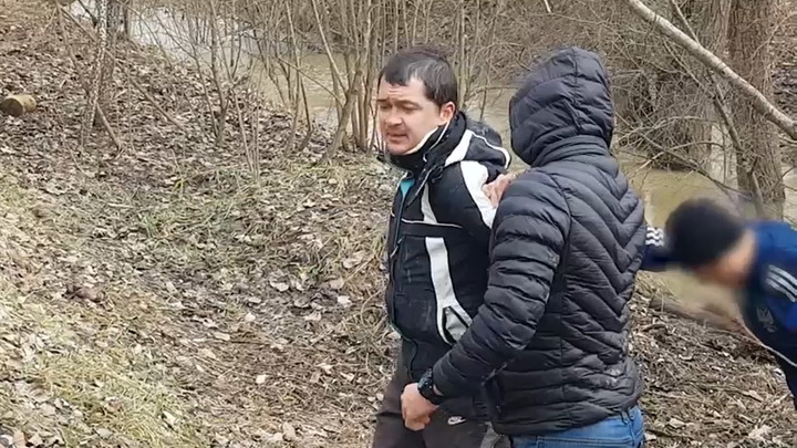 Сбежавшего с ружьём психически больного мужчину задержали в лесу под Абинском. Он сидел на дереве