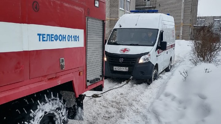 В Заволжске сотрудники МЧС вызволили карету скорой помощи из снежного плена