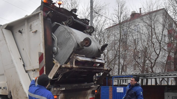 В Вичуге мусорный контейнер обрушился на голову грузчика мусоровоза