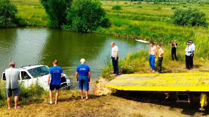 В Ивановской области затонувший в пруду «УАЗ Патриот» вызволяли с водолазами