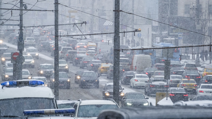 Движение на улицах Екатеринбурга в канун 23 февраля сковали пробки