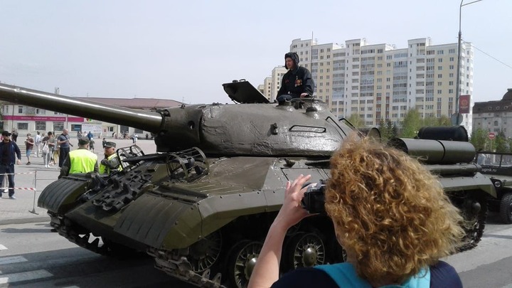 Летчик-герой Дамир Юсупов проехал на танке во время шествия в Верхней Пышме