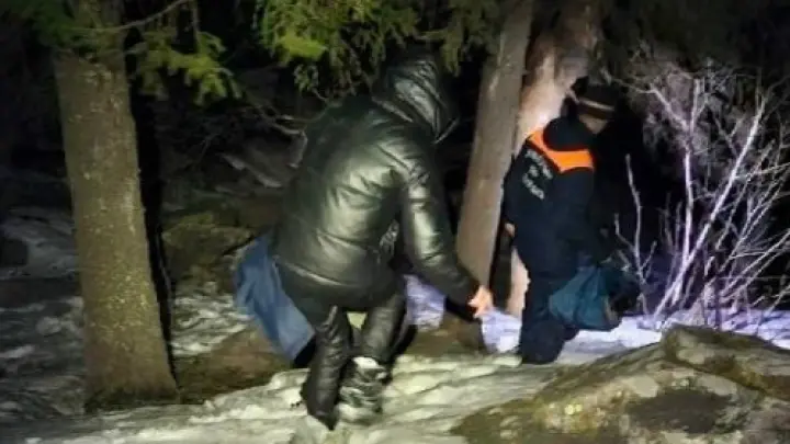 Спасатели сняли с горы женщину без ботинка и мужчину с травмой головы в Челябинской области