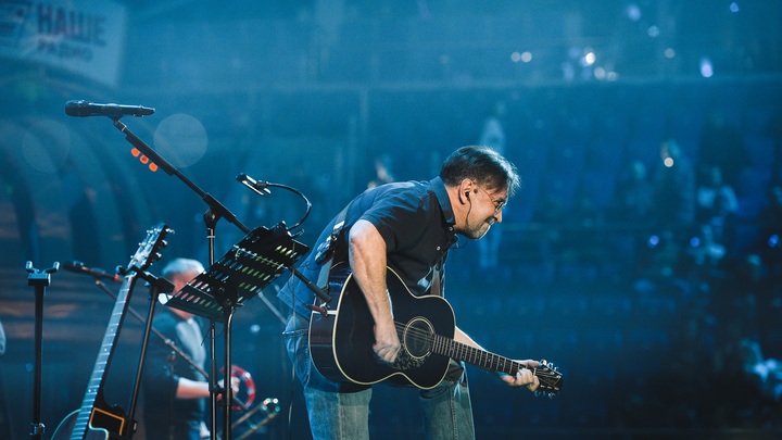 Русский ответ: Шевчуку после оскорбительной песни о России предложили заняться туризмом