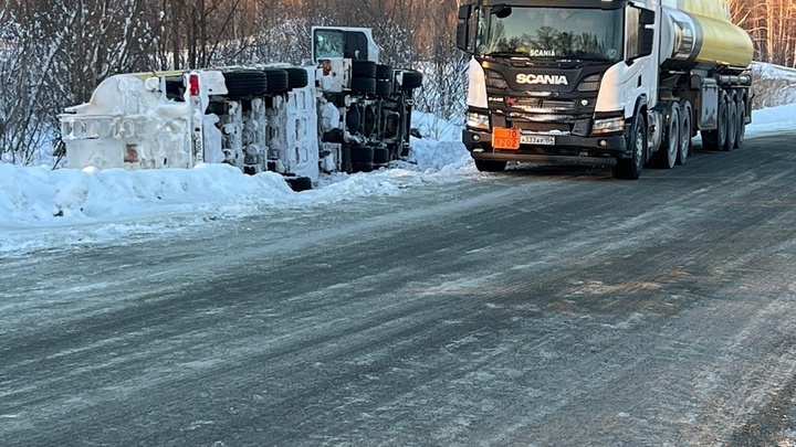На трассе в Кузбассе перевернулся бензовоз