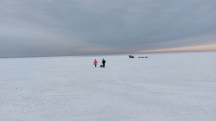 “Между жизнью и смертью”: в Поморье под лёд Белого моря провалились двое мужчин