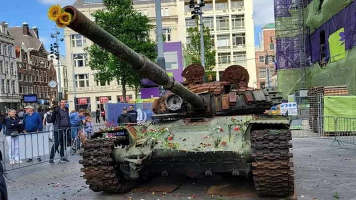 Плевок в Зеленского. На площади в Амстердаме подбитый русский танк на Украине усыпали алыми цветами
