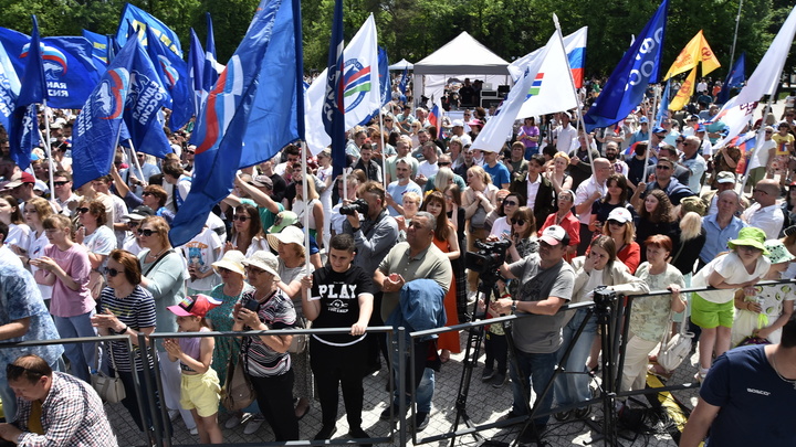 Гигантский флаг России развернули 12 июня в Центральном парке Новосибирска