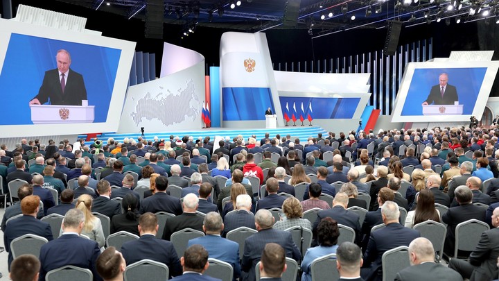 Грозит ядерной дубинкой: Как западные СМИ отреагировали на послание Путина