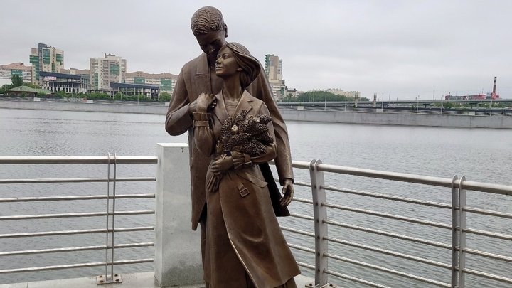 В Челябинске набережную украсили скульптурой влюблённых