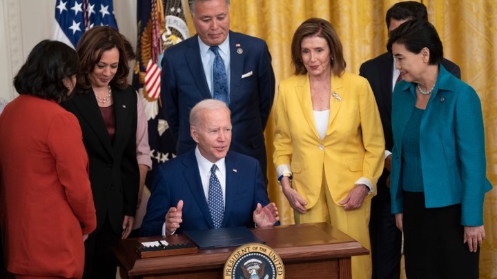 Байден: На мне экономят. Президент США обиделся из-за ручек