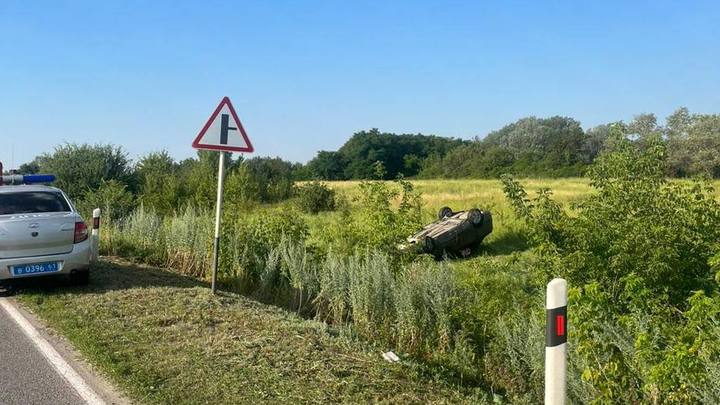 В Ростовской области на трассе случилась авария с перевёртышем