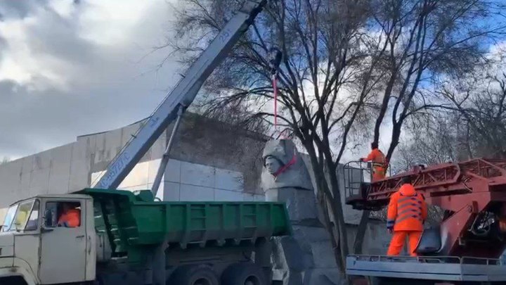 Власти Украины снесли памятник Александру Матросову в Днепропетровске