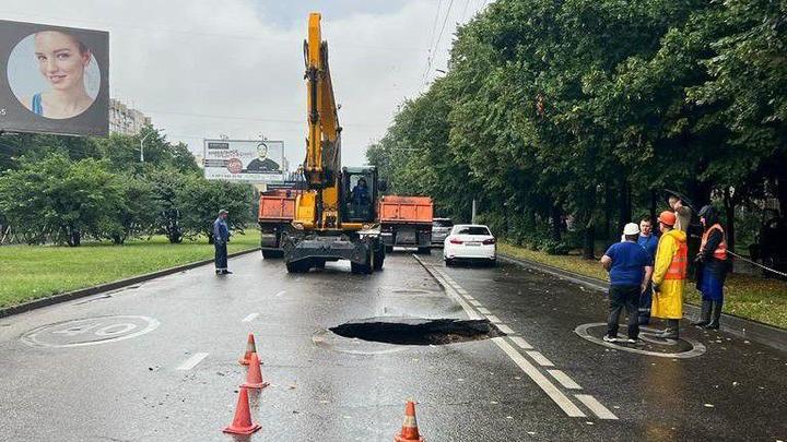 В Краснодаре перекрыли проезд по Тургенева в сторону Дзержинского из-за дыры в асфальте