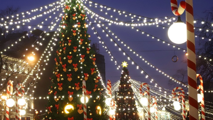 Без экзотики и пафоса: на Манежной площади в Петербурге открылась главная рождественская ярмарка