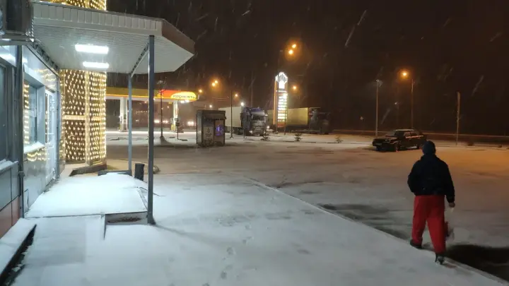 Русский мальчик лизнул домофон на морозе, прилип и попал на видео