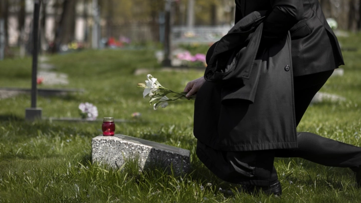 Погибшего на борту танкера Swanlake русского моряка похоронили на родине