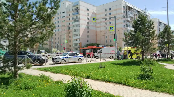 В новосибирском жилмассиве Плющихинский автобус сбил ребёнка, поехав на красный