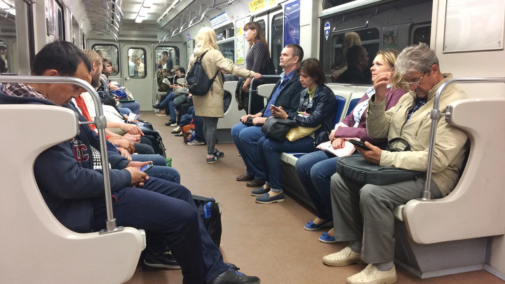 Вот она, троица: Прохожий снял на видео людей, избивших мужчину в метро Петербурга