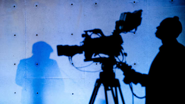 Польский политолог и украинский адвокат устроили драку в прямом эфире. Еле разняли