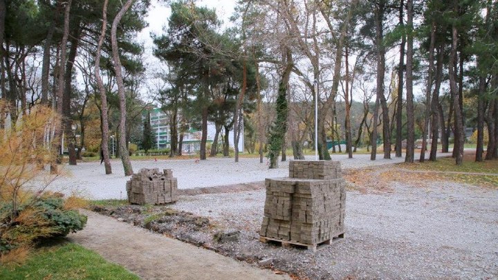 Масштабные  земляные работы кипят в Геленджике: модернизируется канализация