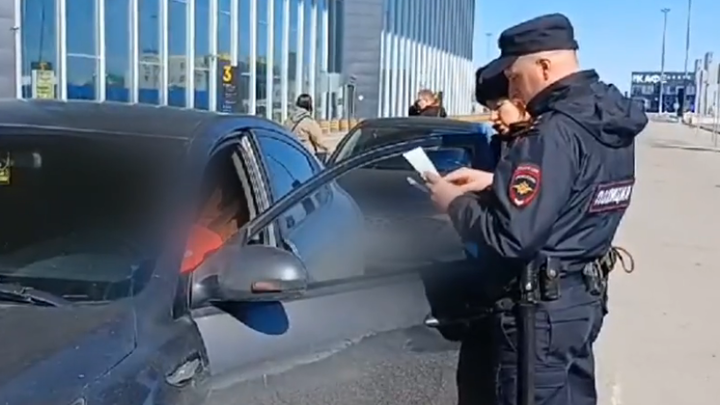 Мигрантам помешали брать пассажиров около аэропорта Новосибирска