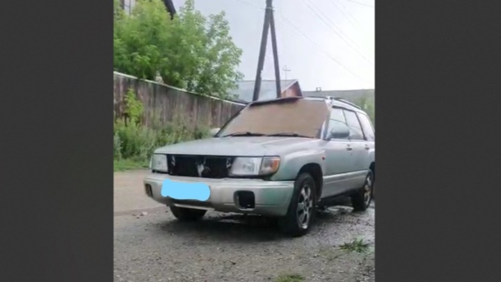 Дырки на крыше: Новосибирцы делятся фото и видео с последствиями града