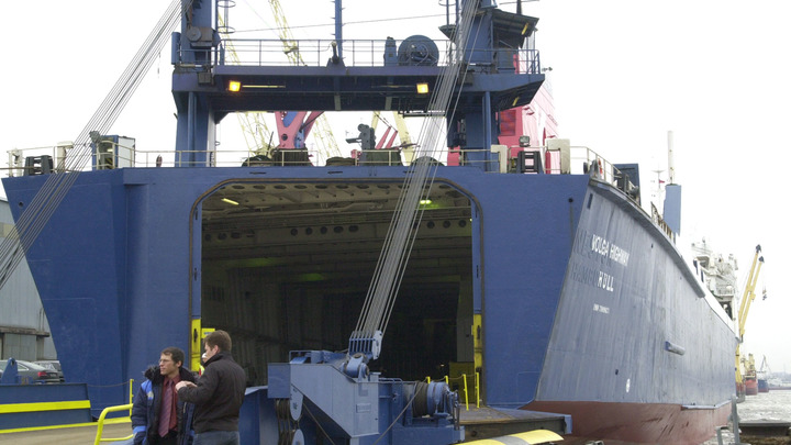 Погрузки на паромы возле Керченской переправы, закрытой из-за непогоды, ожидают 175 авто