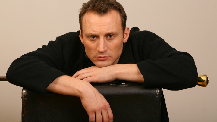 Актёр Анатолий Белый сбежал из России и начал сдавать своих - других предателей-беглецов