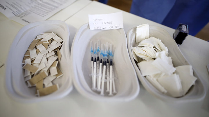 Смерть целой семьи после прививки вызвала вопросы по одной из вакцин: Врач поделился опасениями