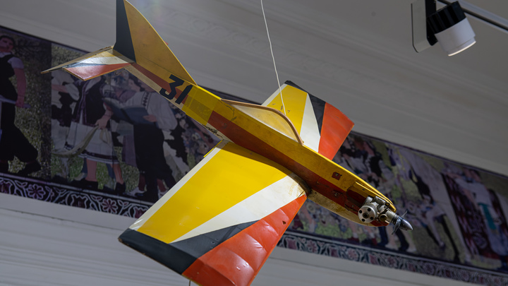 В Ломоносовском районе самолет совершил жесткую посадку из-за сильного ветра