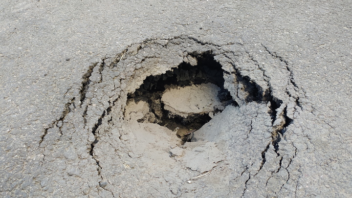 В Новосибирской области назвали долю брака покрытия на дорогах региона