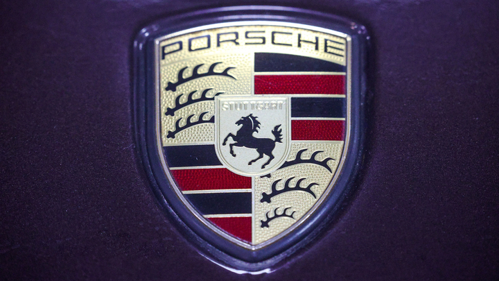 Porsche врезался в стелу автозаправки и спровоцировал массовую аварию в Москве